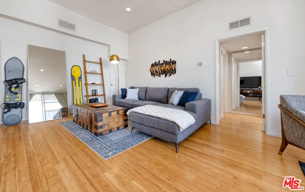 11970 Montana Avenue #308 Los Angeles, CA 90049