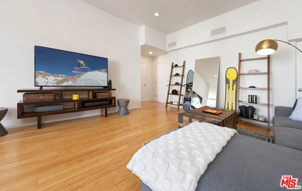 11970 Montana Avenue #308 Los Angeles, CA 90049
