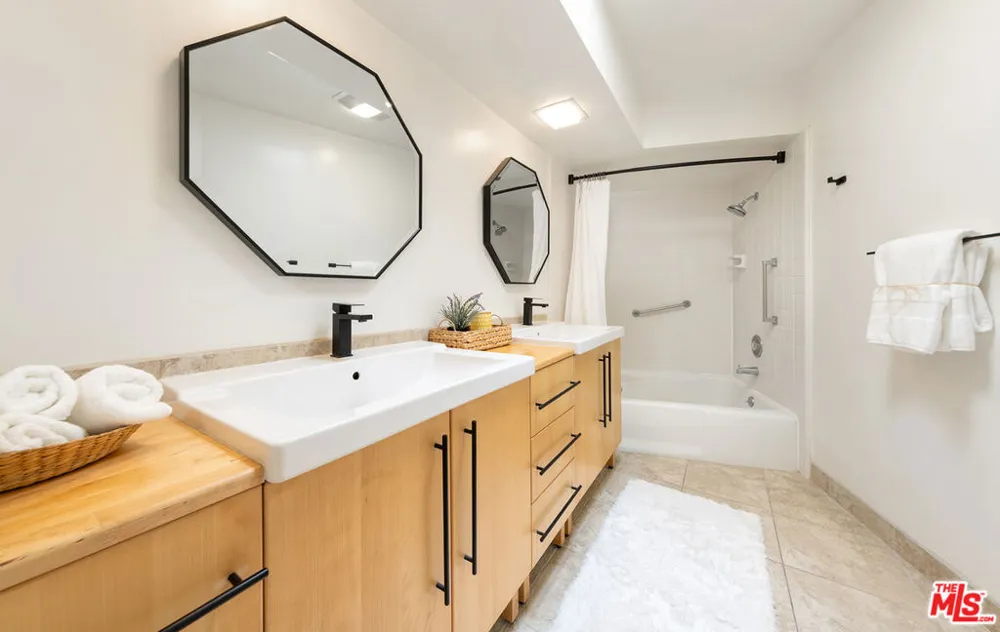 11970 Montana Avenue #308 Los Angeles, CA 90049