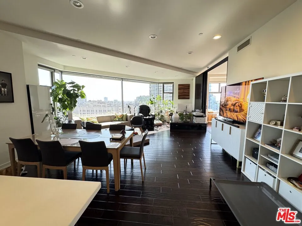 801 S Grand Avenue #1507 Los Angeles, CA 90017