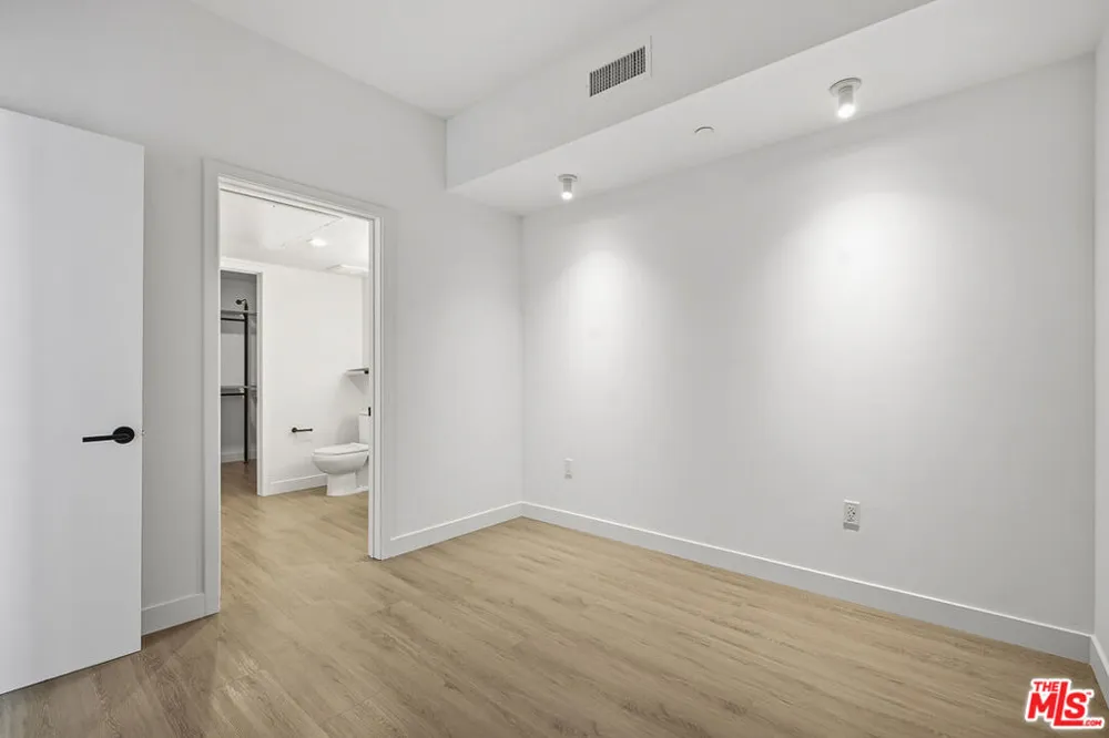 10700 Tabor Street #212 Los Angeles, CA 90034