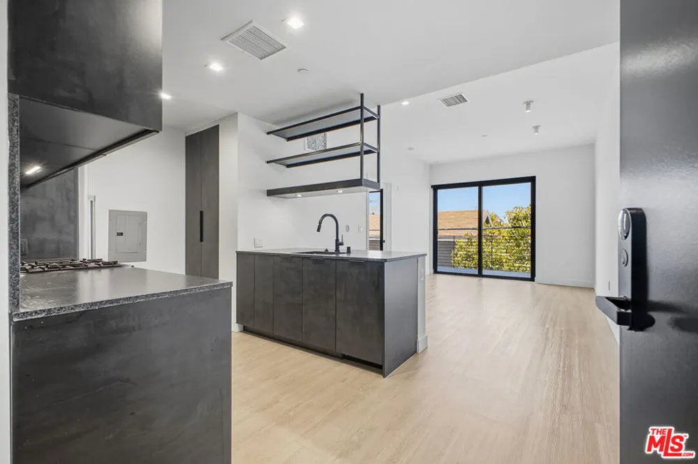 10700 Tabor Street #212 Los Angeles, CA 90034