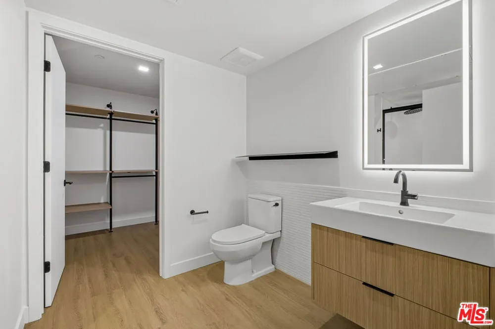 10700 Tabor Street #212 Los Angeles, CA 90034