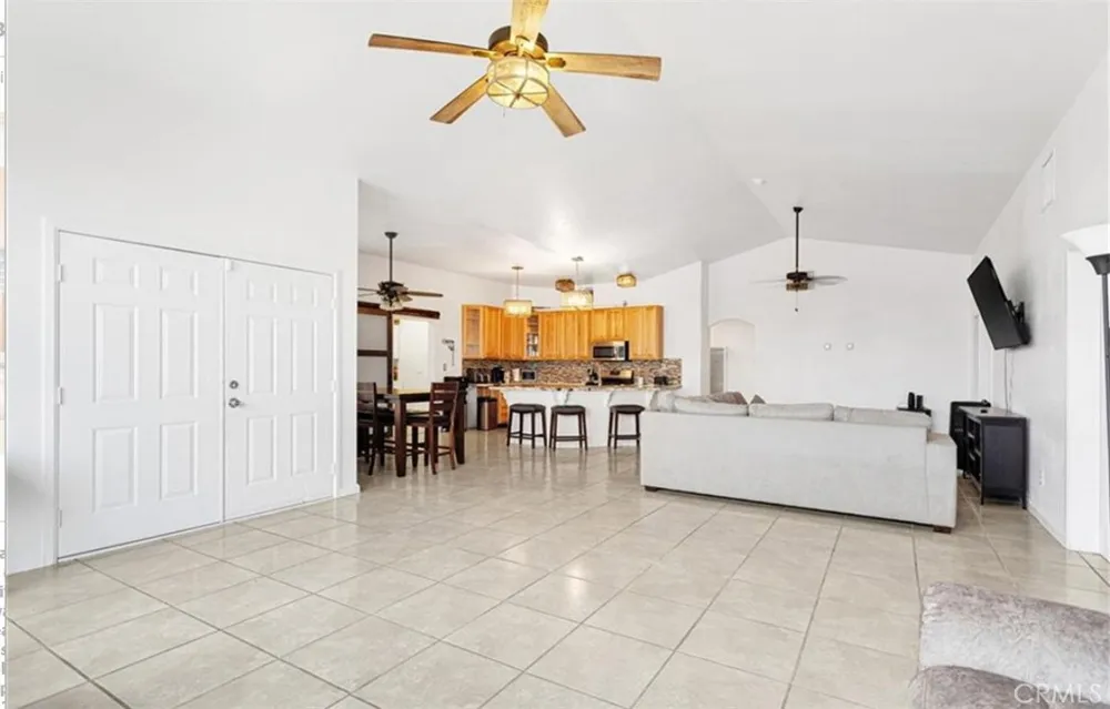 16192 Molino Victorville, CA 92395