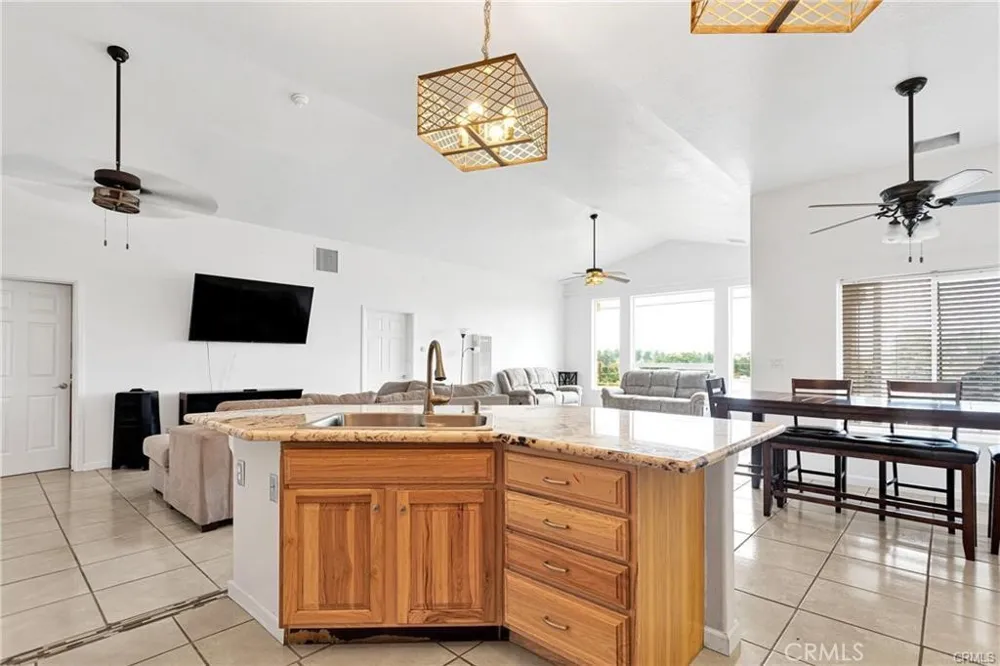 16192 Molino Victorville, CA 92395