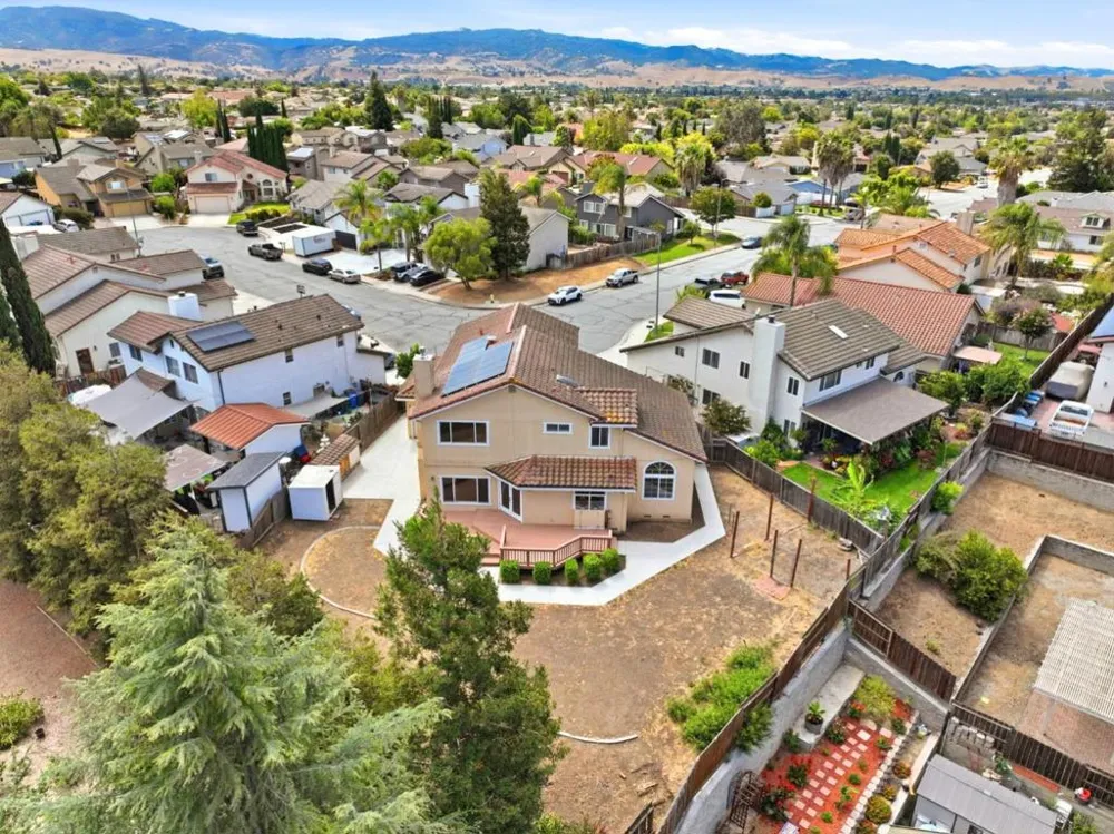 1641 El Camino De Vida Hollister, CA 95023