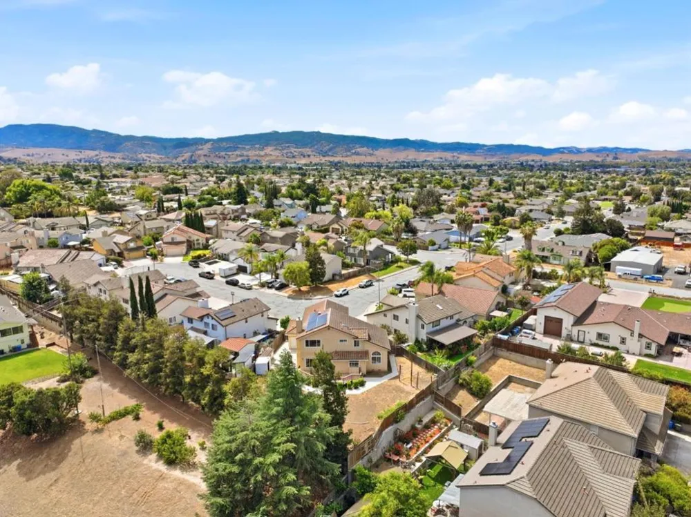 1641 El Camino De Vida Hollister, CA 95023
