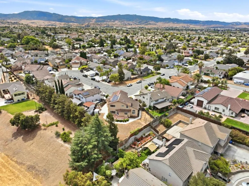 1641 El Camino De Vida Hollister, CA 95023