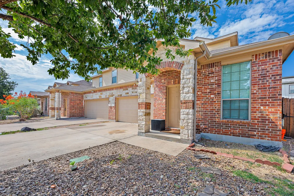 118 Creekside Villa Drive Kyle, TX 78640