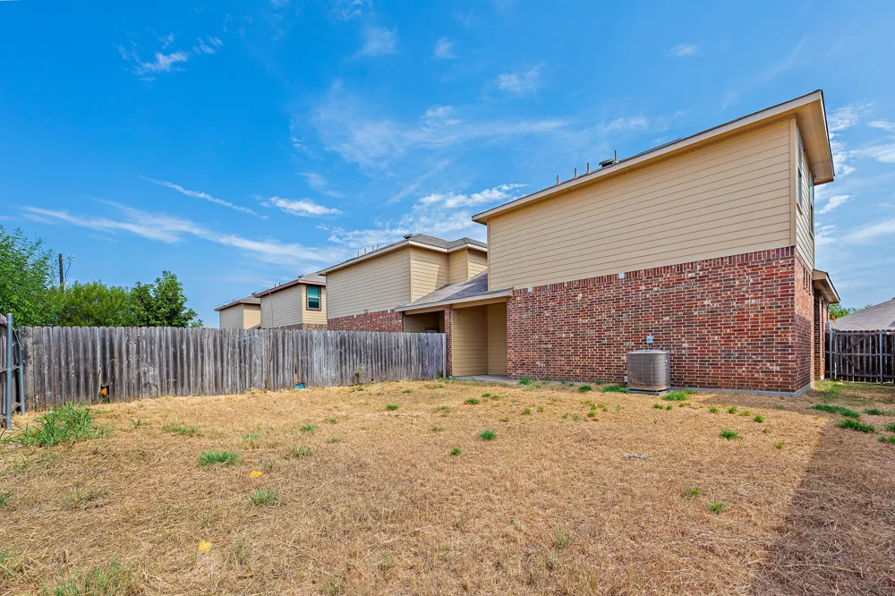 118 Creekside Villa Drive Kyle, TX 78640