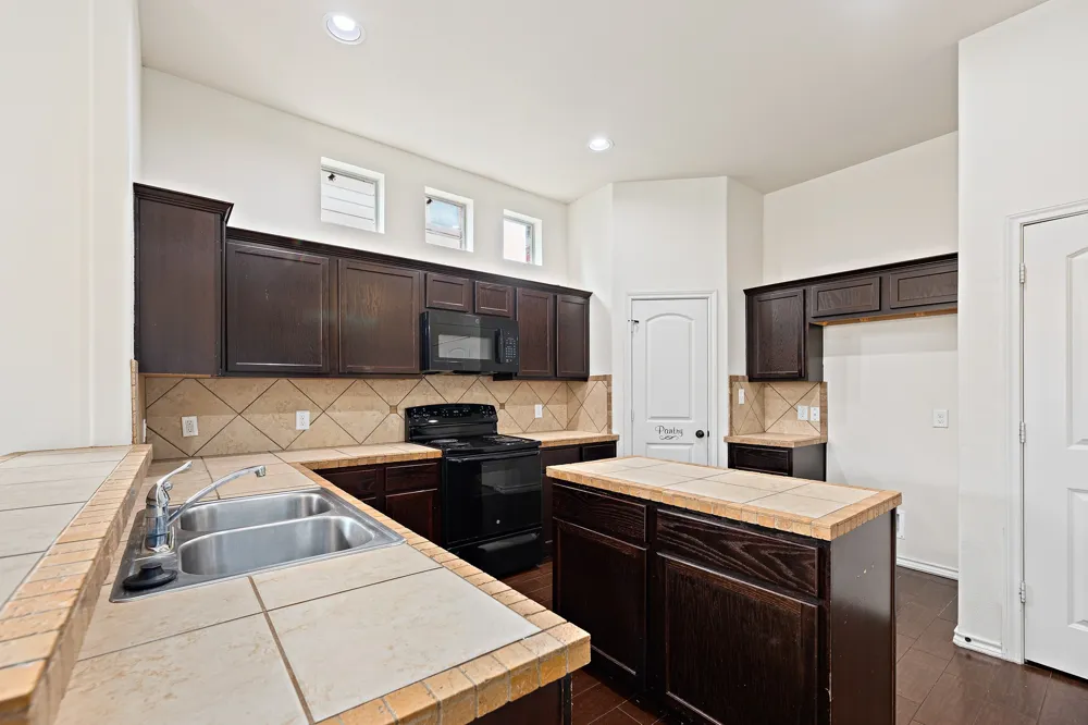 118 Creekside Villa Drive Kyle, TX 78640