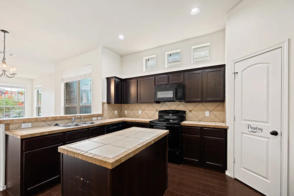 118 Creekside Villa Drive Kyle, TX 78640