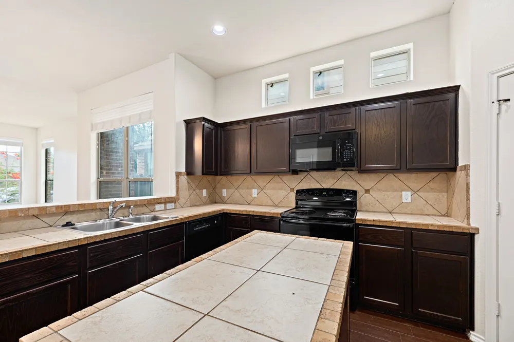 118 Creekside Villa Drive Kyle, TX 78640