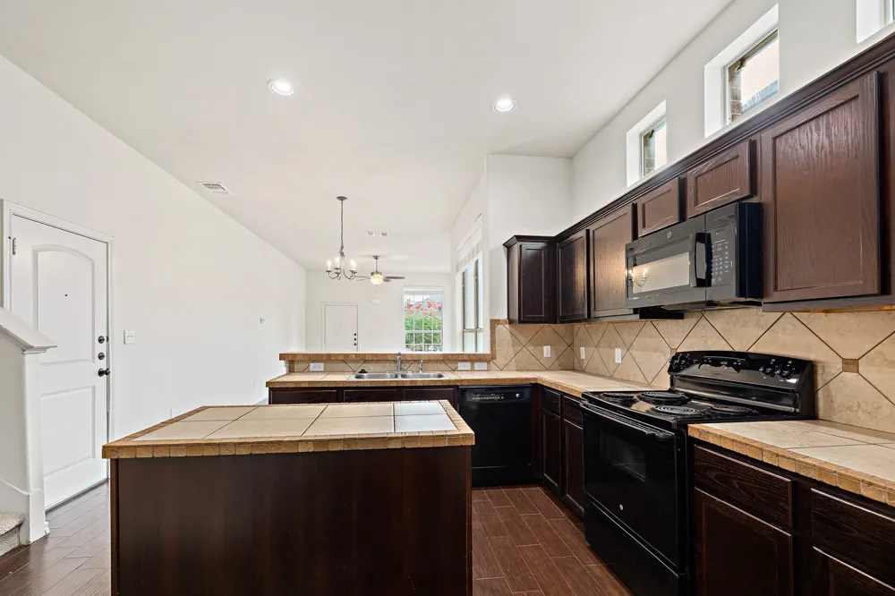 118 Creekside Villa Drive Kyle, TX 78640