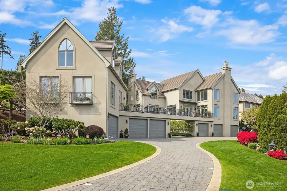 8496 NE Woodland Cove Drive Kirkland, WA 98034