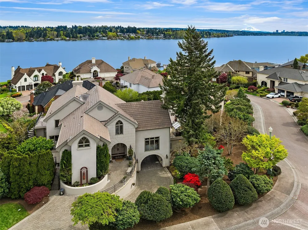 8496 NE Woodland Cove Drive Kirkland, WA 98034