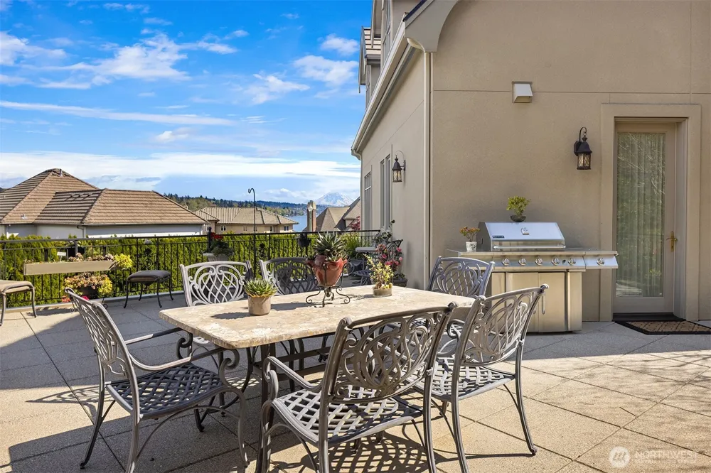 8496 NE Woodland Cove Drive Kirkland, WA 98034