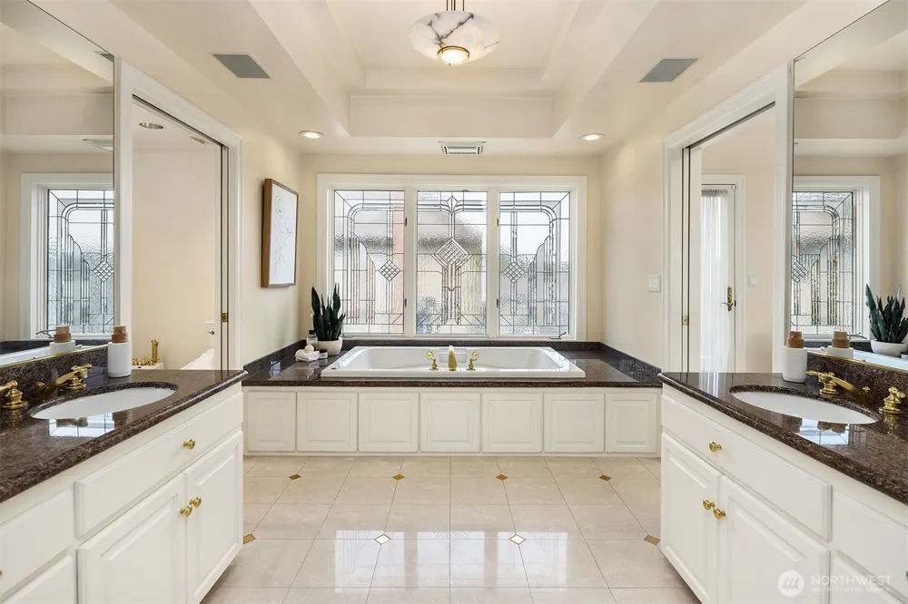 8496 NE Woodland Cove Drive Kirkland, WA 98034