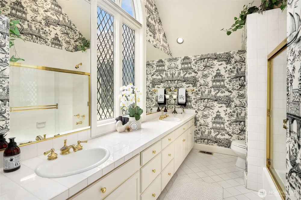8496 NE Woodland Cove Drive Kirkland, WA 98034