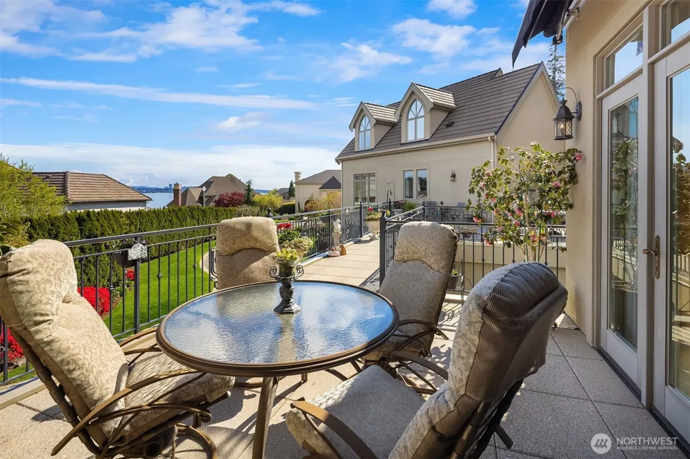 8496 NE Woodland Cove Drive Kirkland, WA 98034