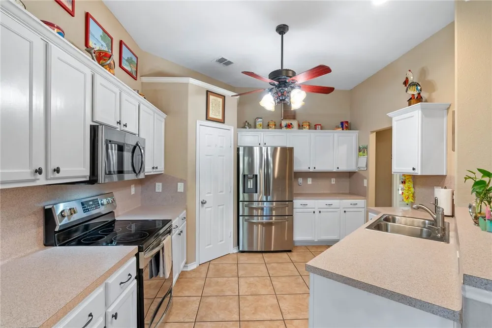 102 Plantation Drive Rockport, TX 78382