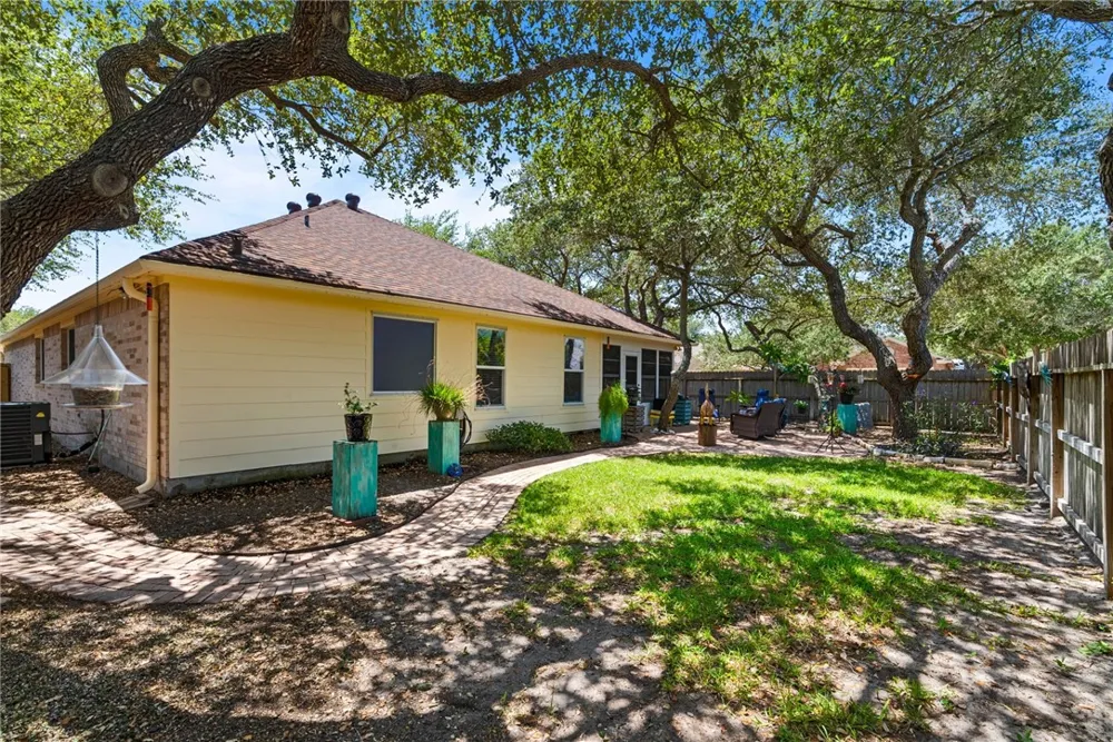 102 Plantation Drive Rockport, TX 78382