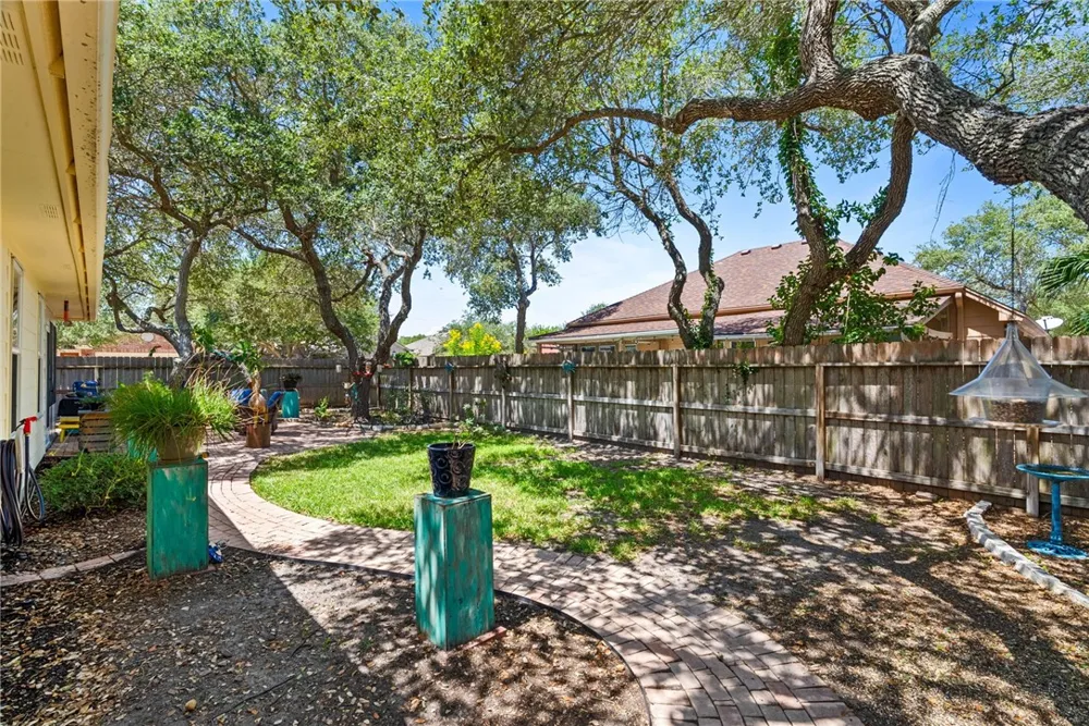 102 Plantation Drive Rockport, TX 78382