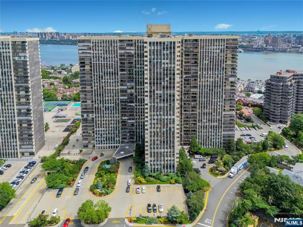 200 Winston Drive 2207 Cliffside Park, NJ 07010