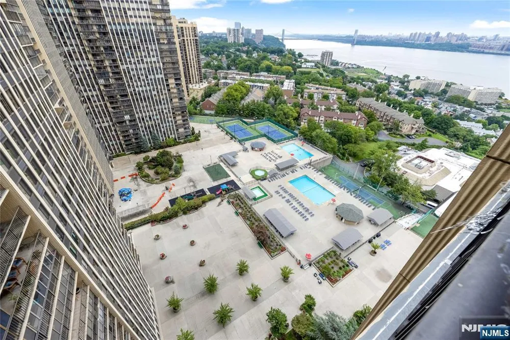 200 Winston Drive 2207 Cliffside Park, NJ 07010