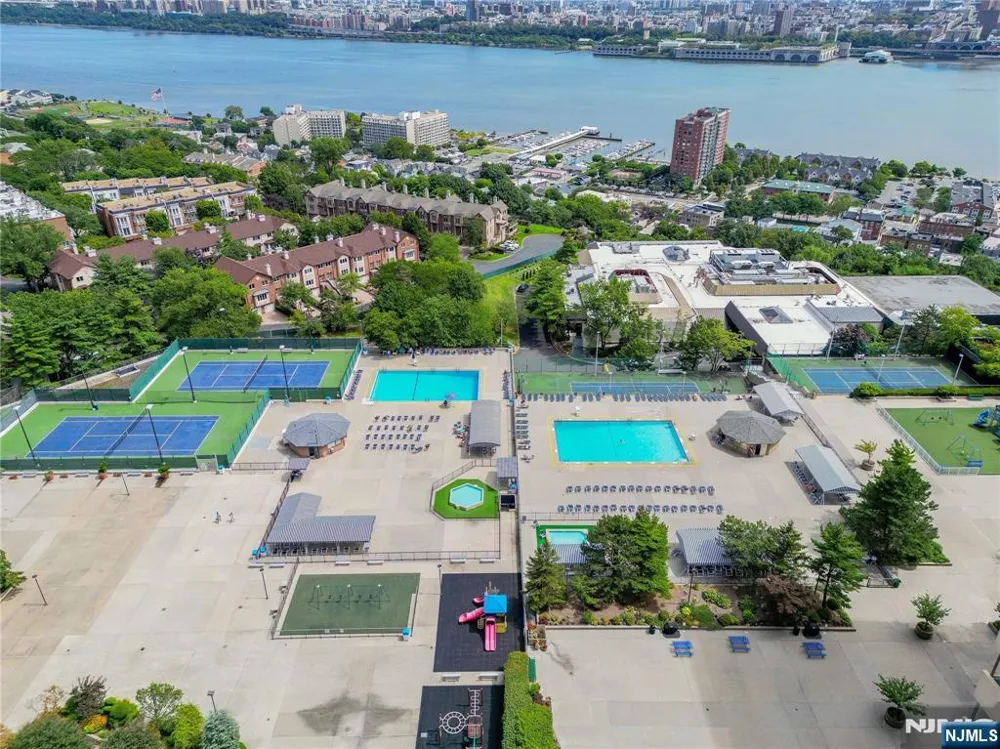 200 Winston Drive 2207 Cliffside Park, NJ 07010