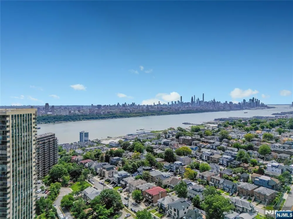 200 Winston Drive 2207 Cliffside Park, NJ 07010