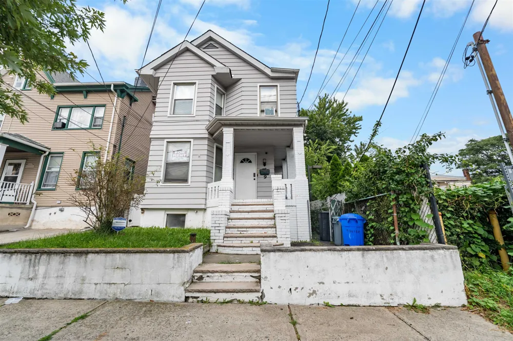 9 WEST 51ST ST Bayonne, NJ 07002