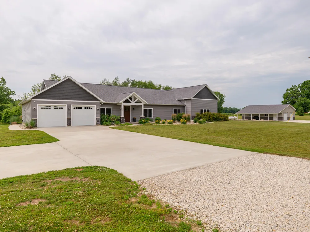 1518 M DRIVE S East Leroy, MI 49051