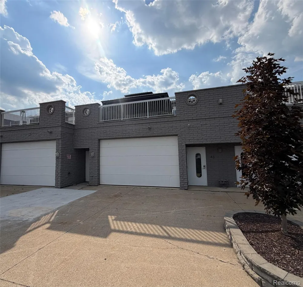 43 Sea Ray Boulevard #18 Harrison Charter Township, MI 48045