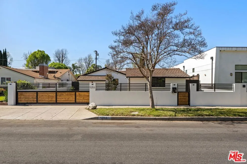 5253 Buffalo Avenue Sherman Oaks, CA 91401