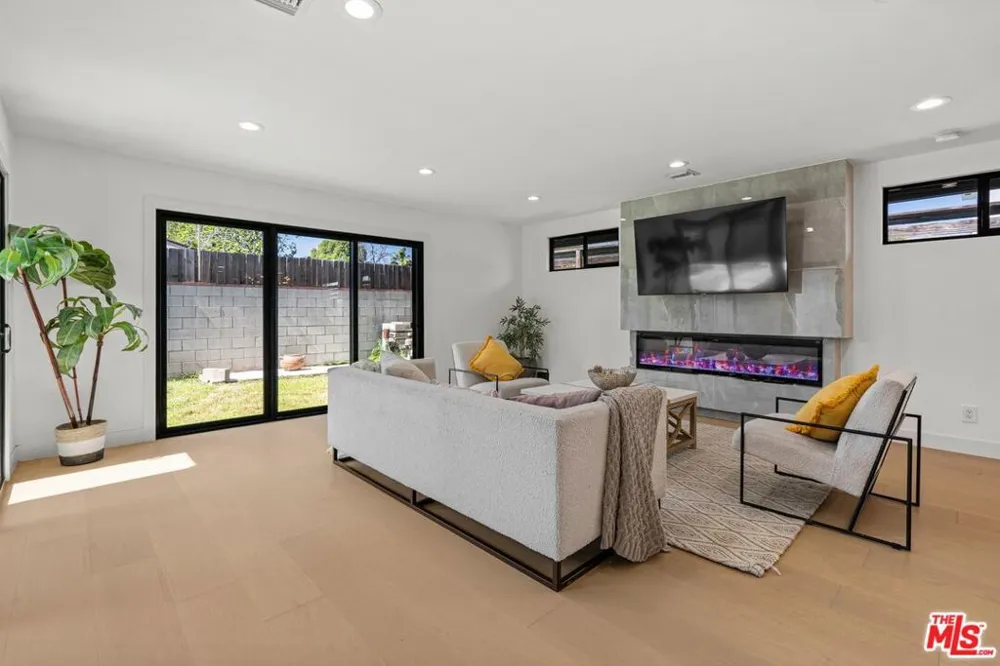 5253 Buffalo Avenue Sherman Oaks, CA 91401