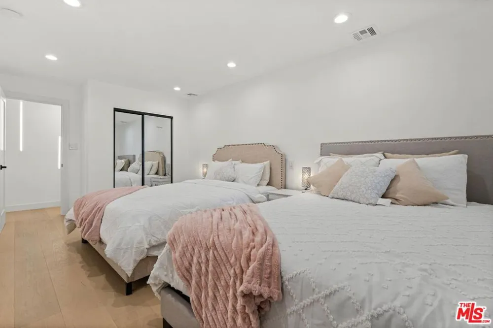 5253 Buffalo Avenue Sherman Oaks, CA 91401