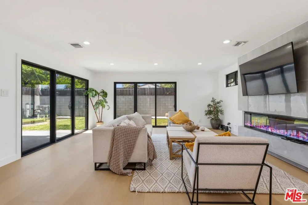 5253 Buffalo Avenue Sherman Oaks, CA 91401