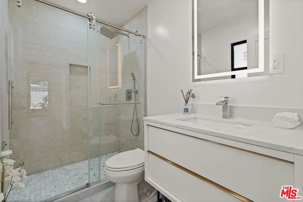 5253 Buffalo Avenue Sherman Oaks, CA 91401