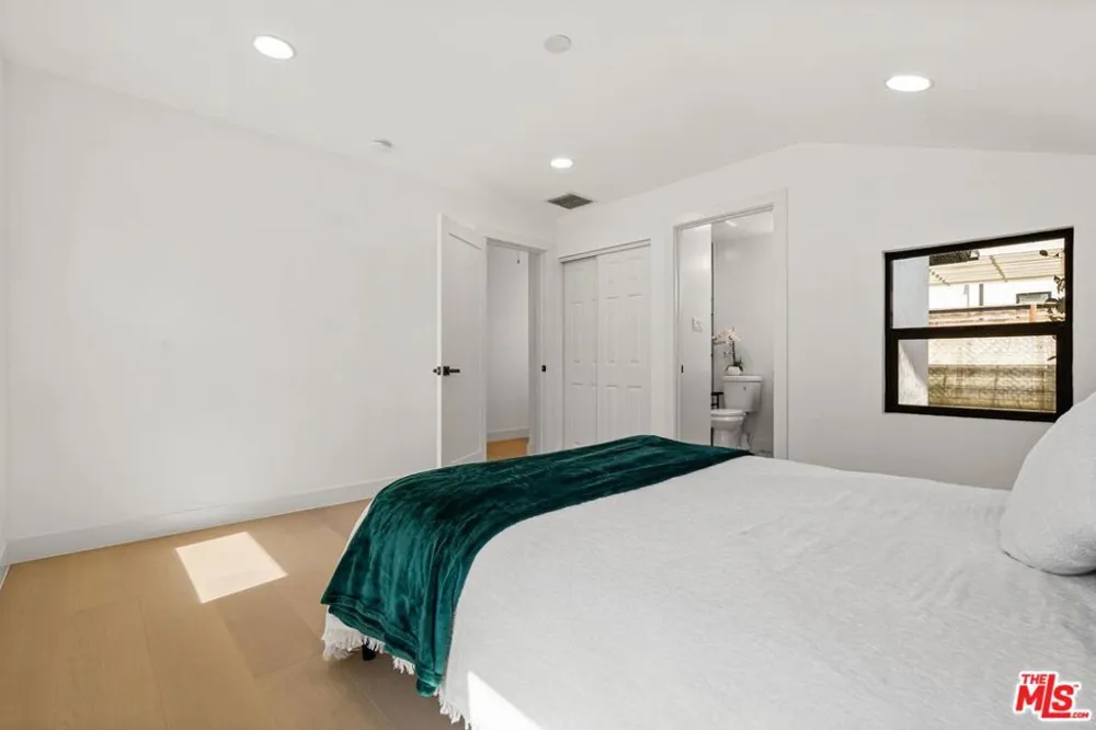 5253 Buffalo Avenue Sherman Oaks, CA 91401