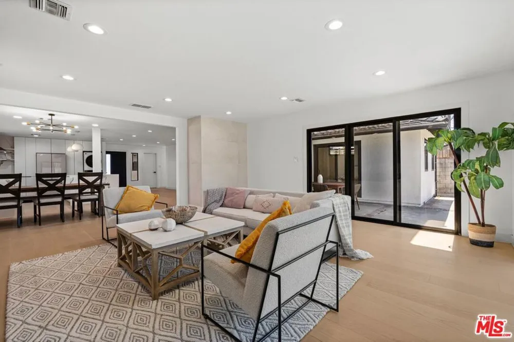 5253 Buffalo Avenue Sherman Oaks, CA 91401