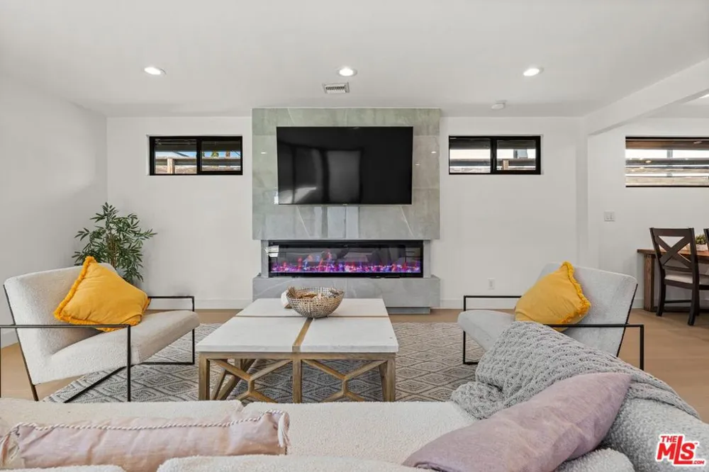 5253 Buffalo Avenue Sherman Oaks, CA 91401