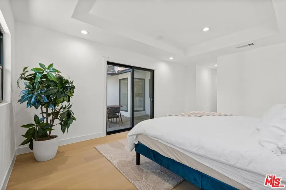 5253 Buffalo Avenue Sherman Oaks, CA 91401