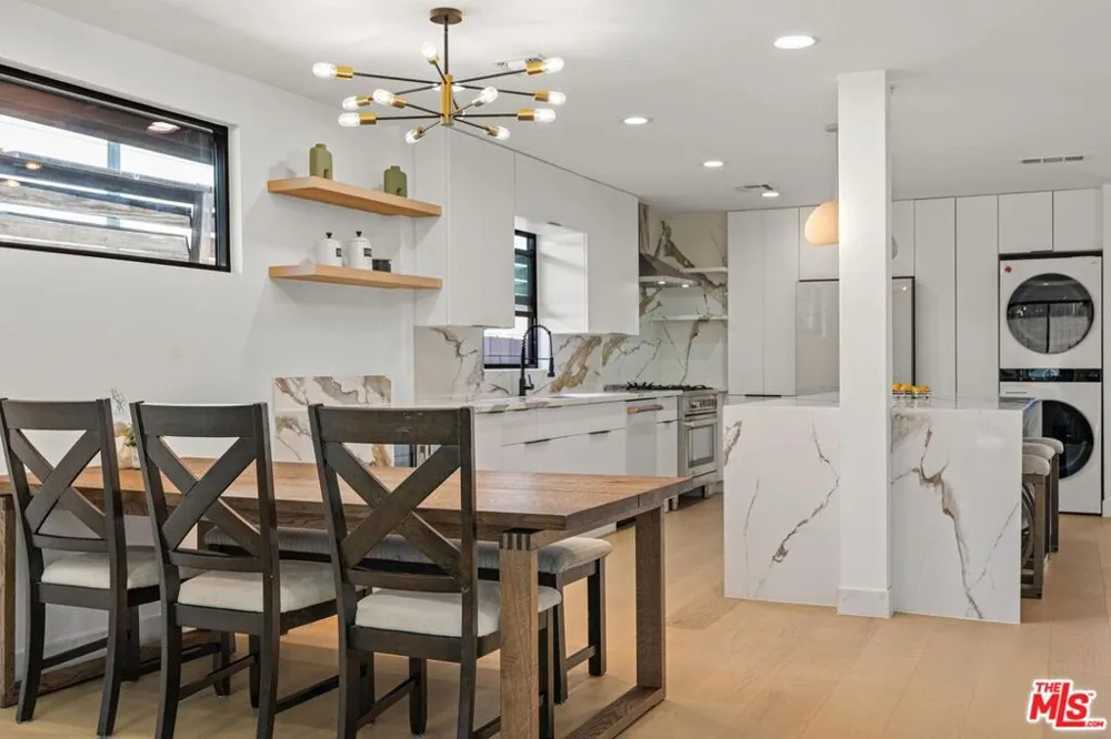 5253 Buffalo Avenue Sherman Oaks, CA 91401
