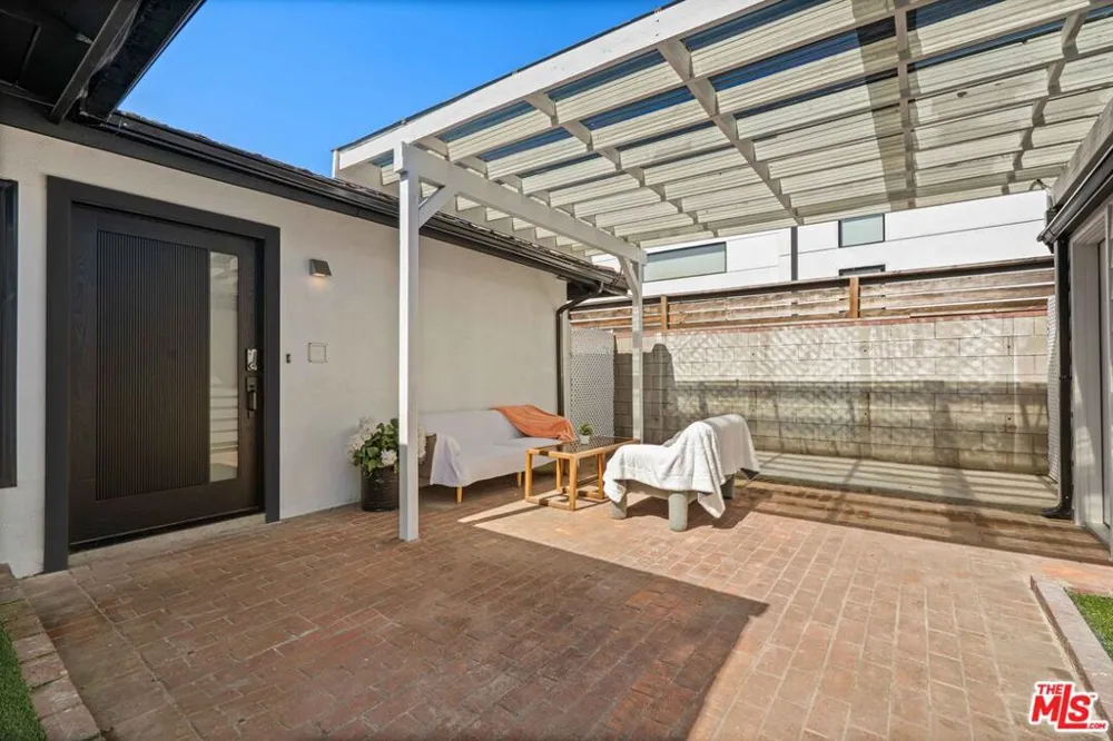 5253 Buffalo Avenue Sherman Oaks, CA 91401