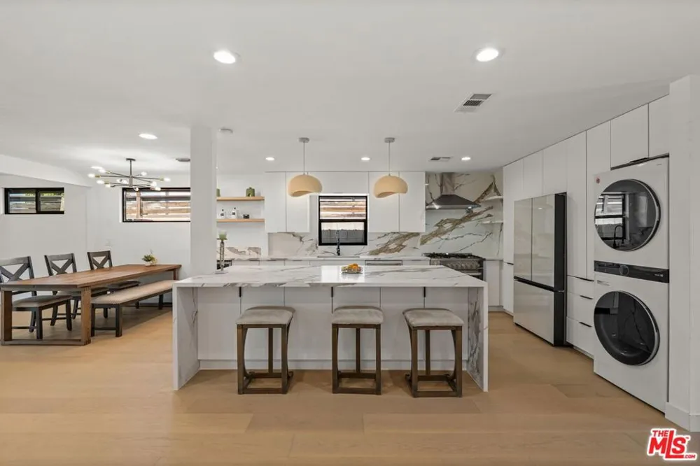 5253 Buffalo Avenue Sherman Oaks, CA 91401