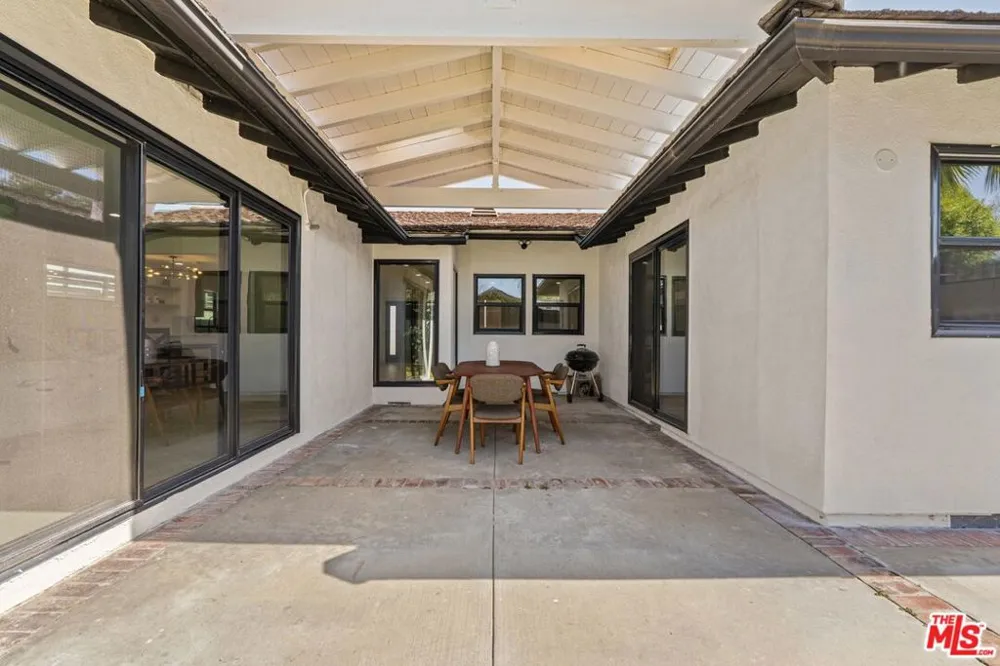 5253 Buffalo Avenue Sherman Oaks, CA 91401