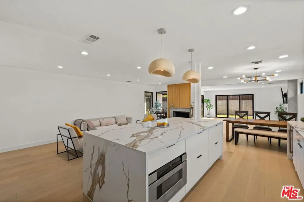 5253 Buffalo Avenue Sherman Oaks, CA 91401