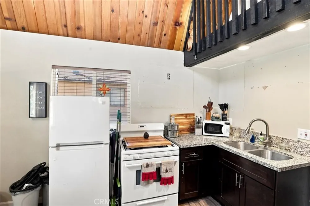 550 Pine Lane Sugarloaf, CA 92386