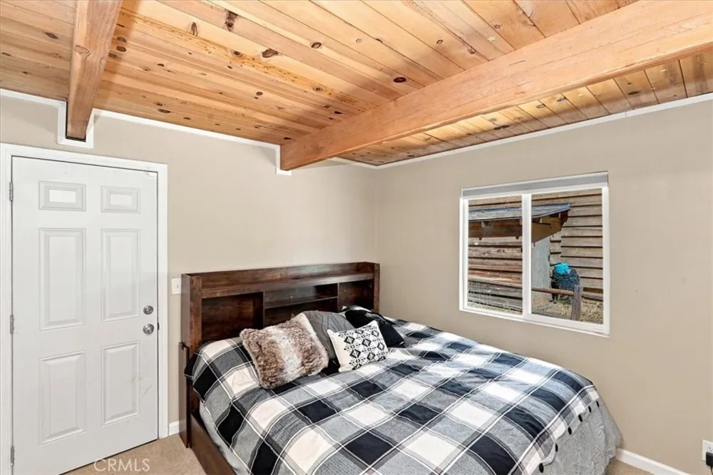 550 Pine Lane Sugarloaf, CA 92386